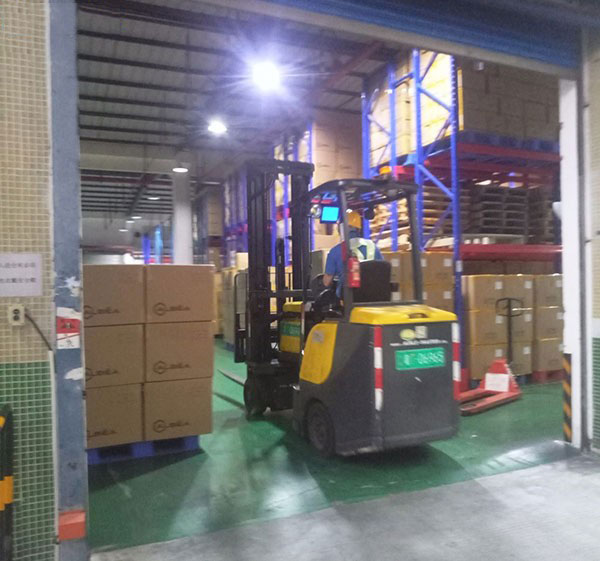 倉庫中的貨物轉(zhuǎn)移，準(zhǔn)備裝車